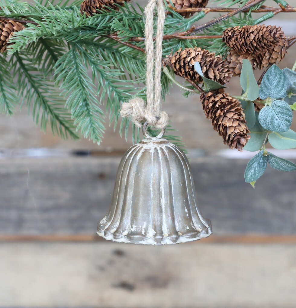 Klocka Antik Mässing från Chic Antique hänger i en barrväxt