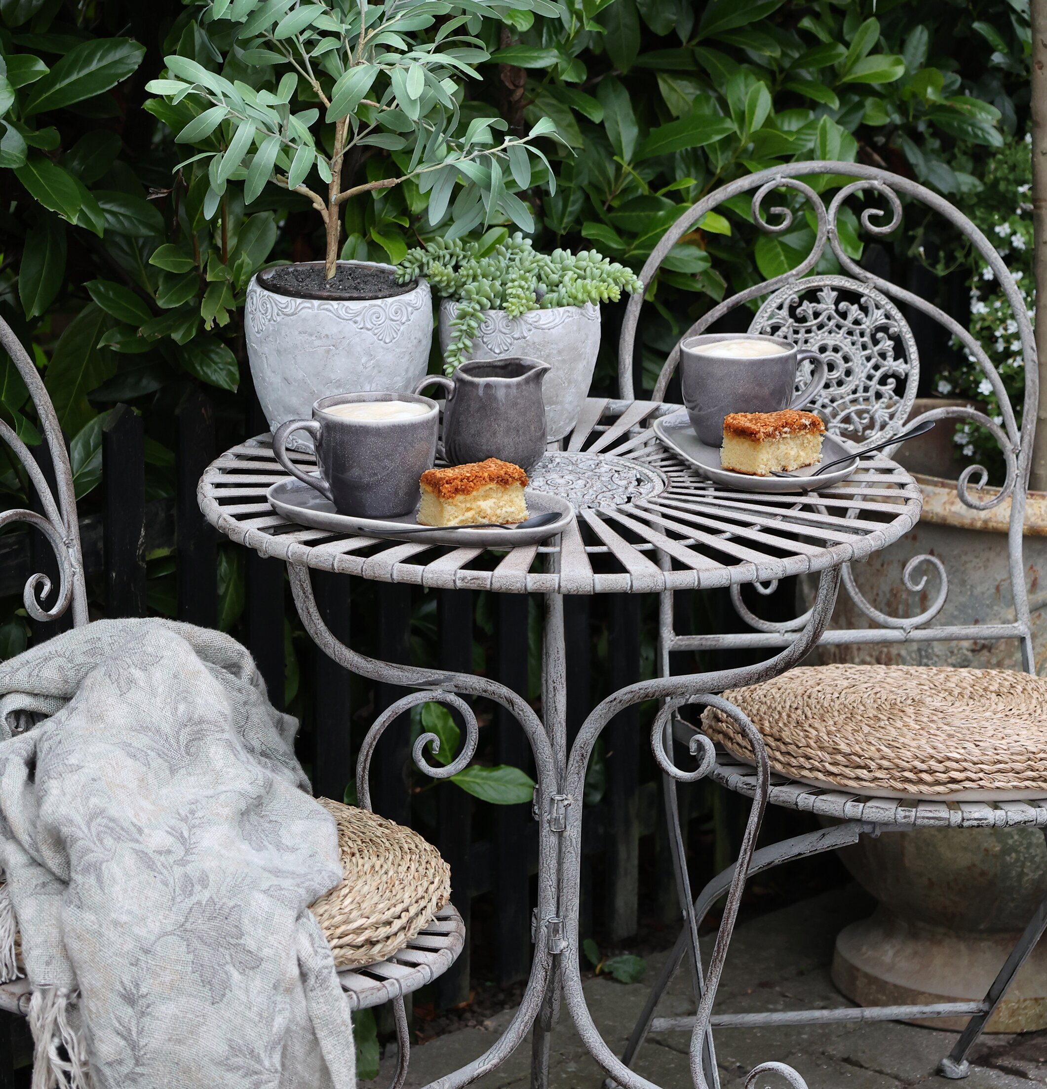 Calais Fat från Chic Antique i rustik trädgårdsmiljö