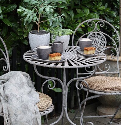 Calais Fat från Chic Antique i rustik trädgårdsmiljö