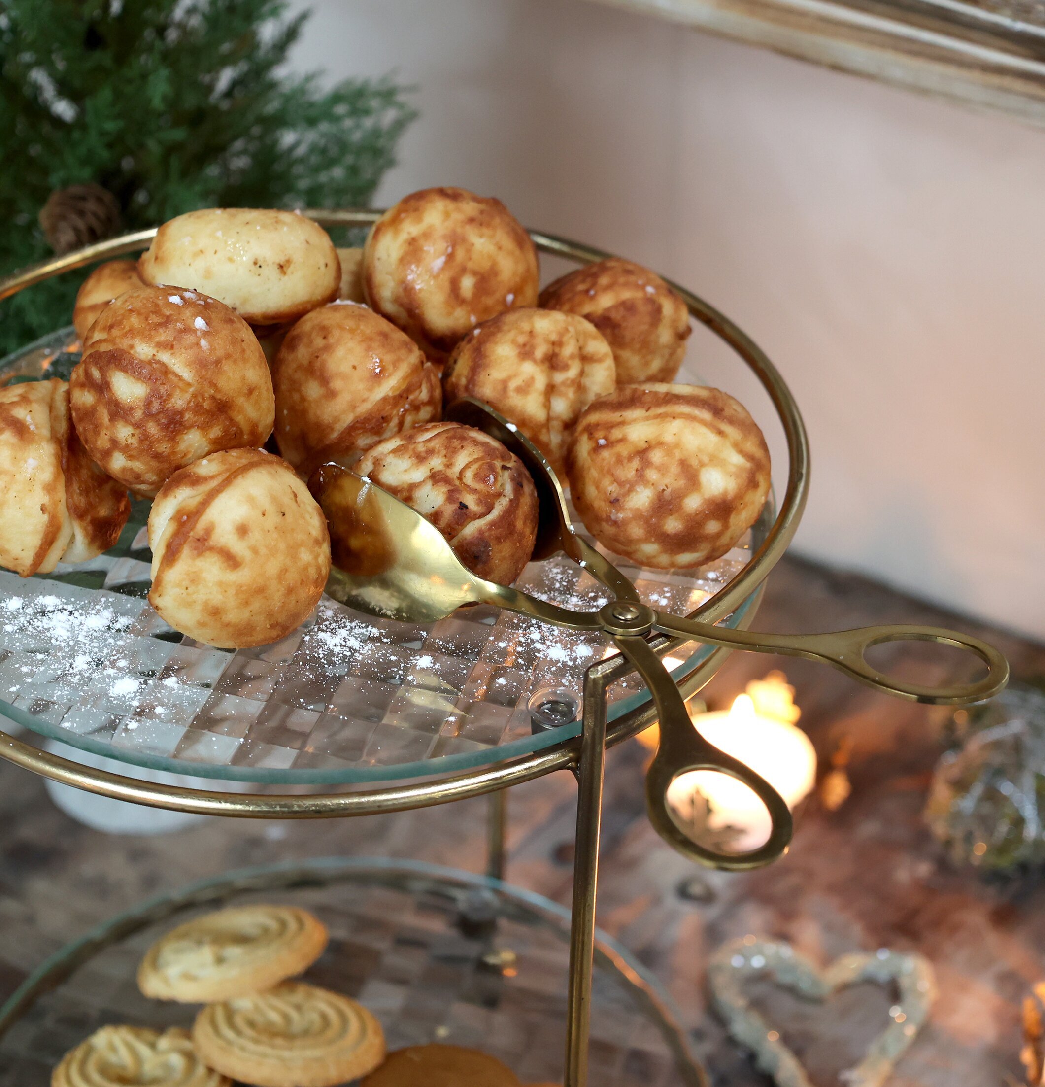 Kaktång Antik Mässing från Chic Antique på serveringsfat