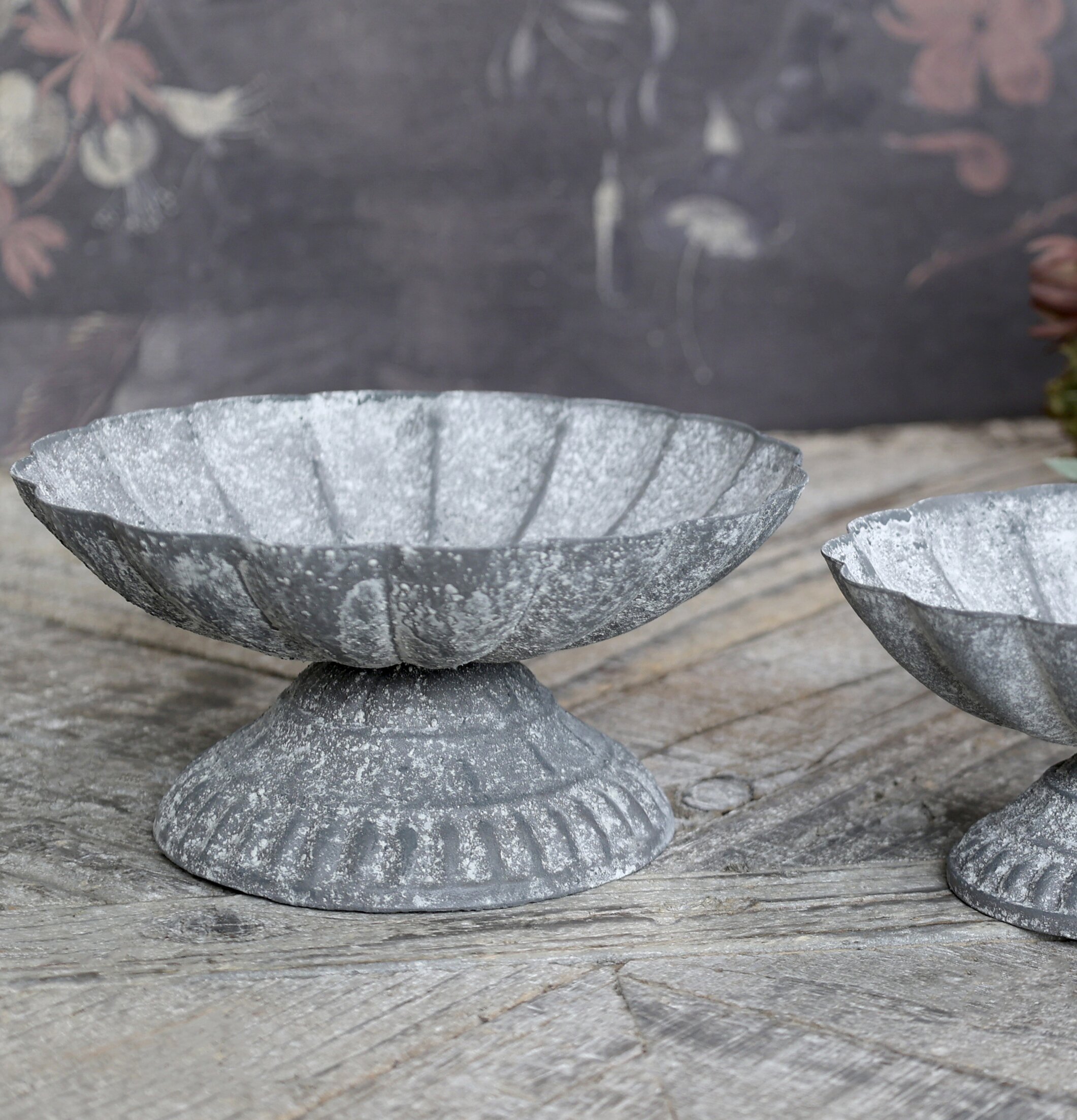 Dekorationsfat På Fot Stor från Chic Antique med rustik finish