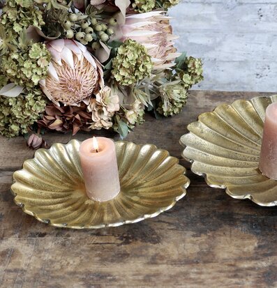 Fat Deko Mässing Liten från Chic Antique med ljus och blommor