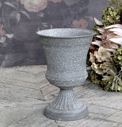 Kruka På Fot Antik Zink från Chic Antique på trägolv