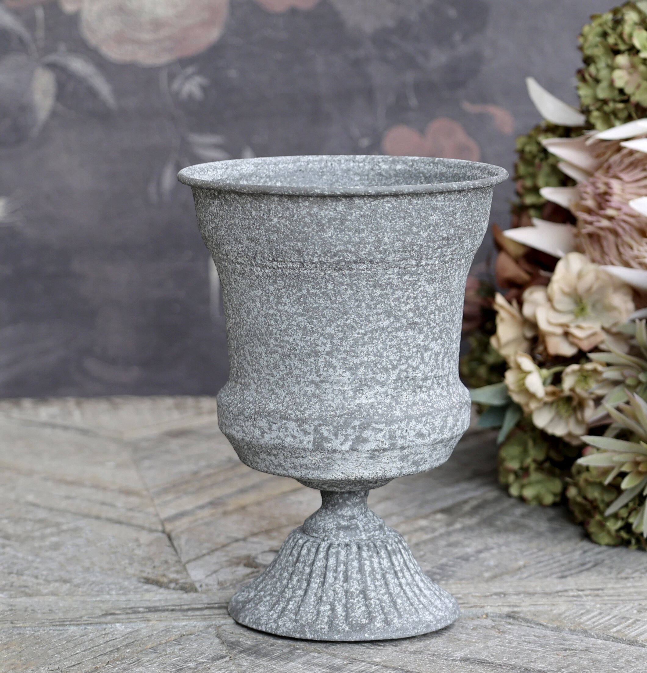 Kruka På Fot Antik Zink från Chic Antique med blommor