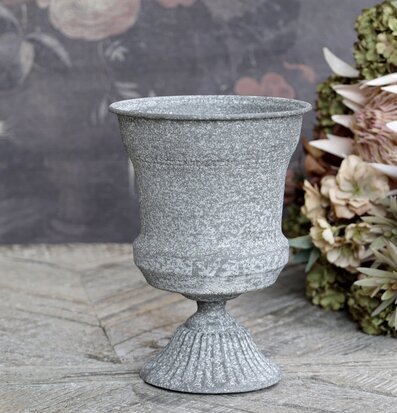 Kruka På Fot Antik Zink från Chic Antique med blommor