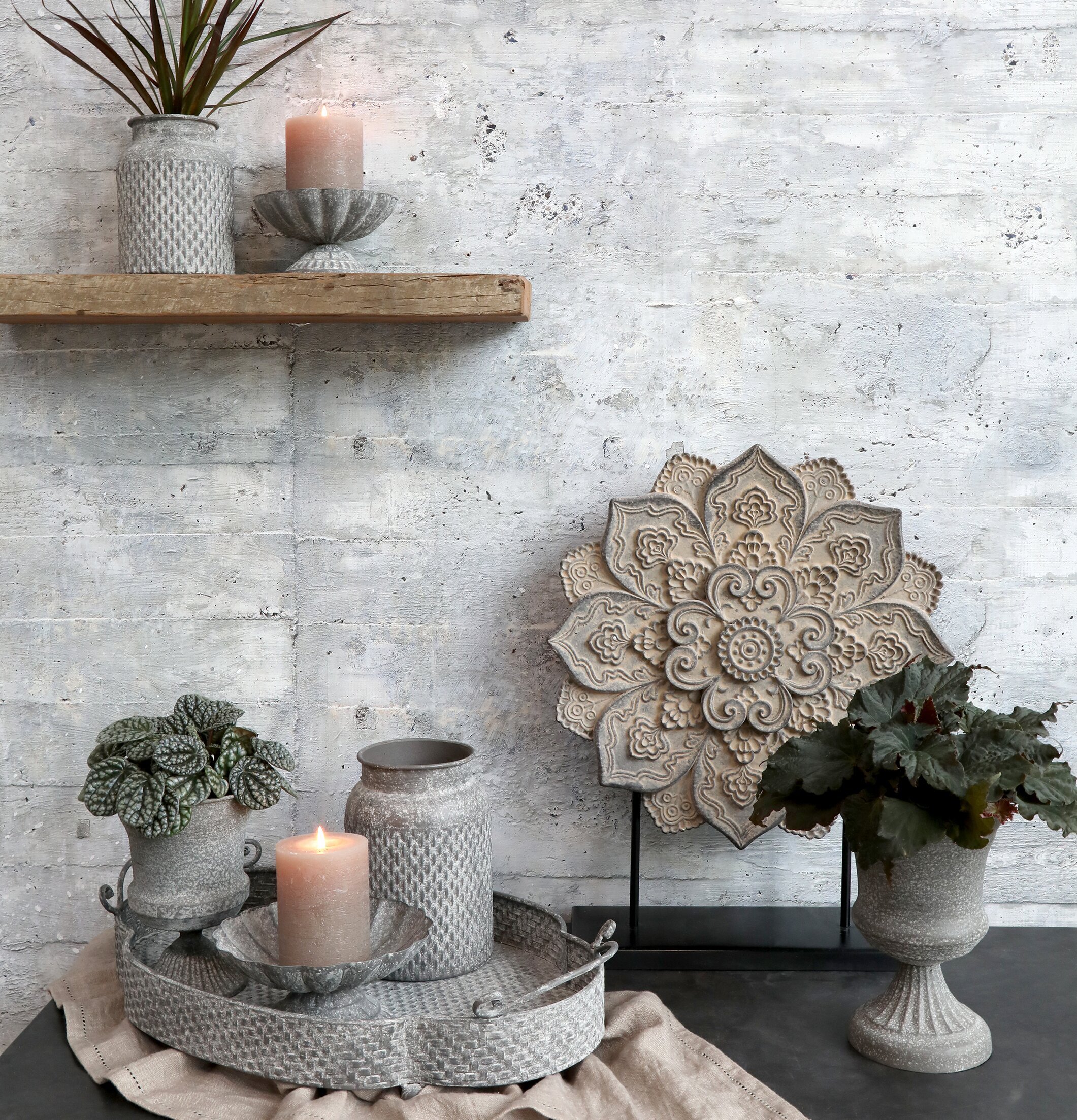 Kruka På Fot Antik Zink från Chic Antique på metallbord