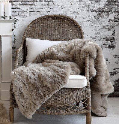 Pläd Antique Latte från Chic Antique på rottingfåtölj