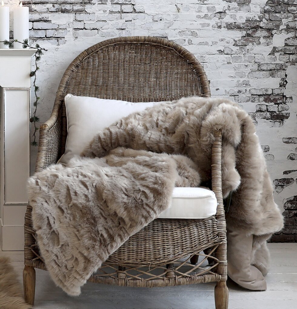 Pläd Antique Latte från Chic Antique på rottingfåtölj