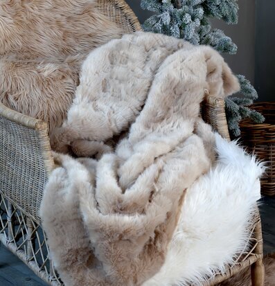 Pläd Antique Latte från Chic Antique draperad över korgstol