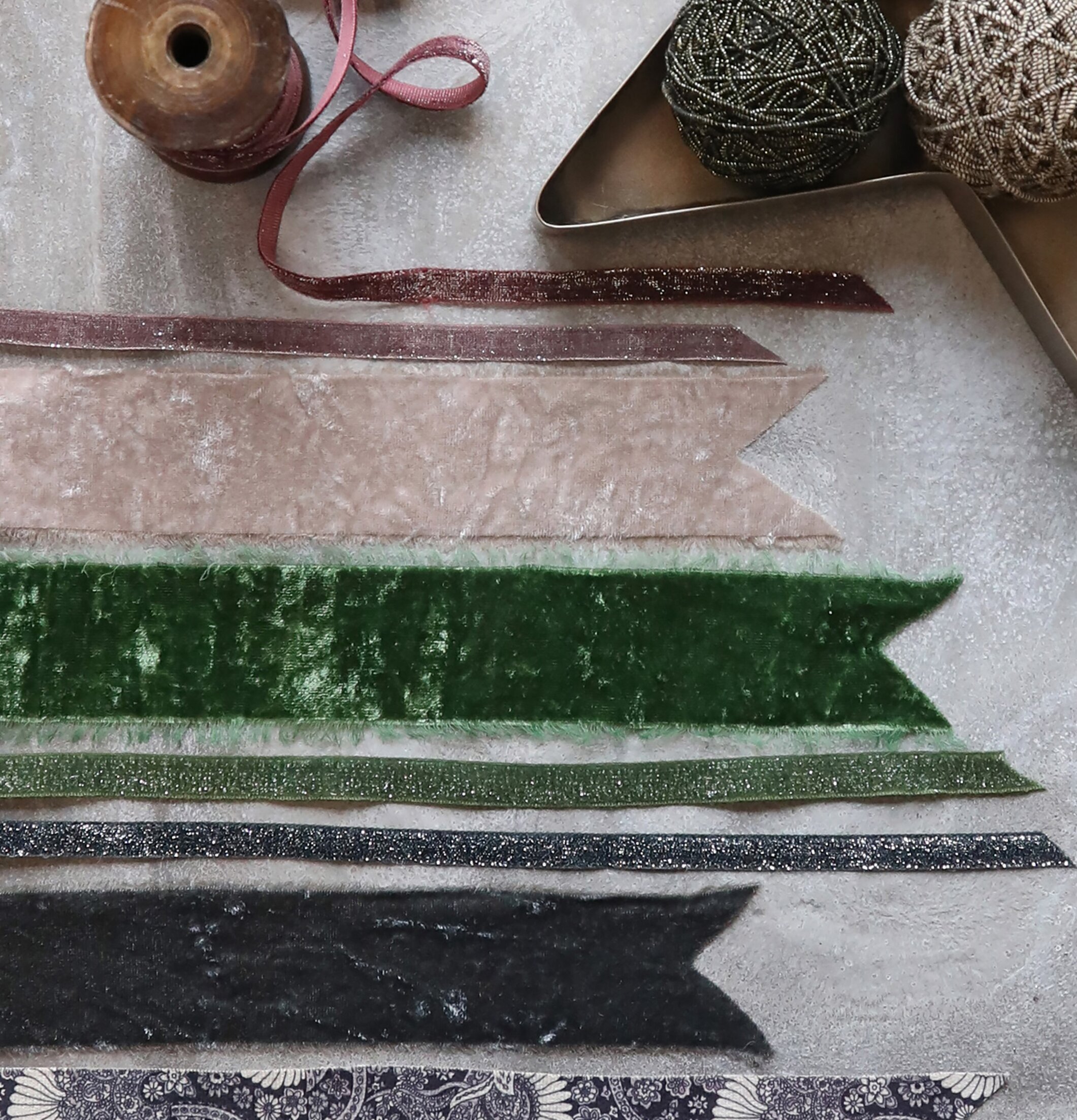 Velourband Med Glitter Champagne från Chic Antique i fokus