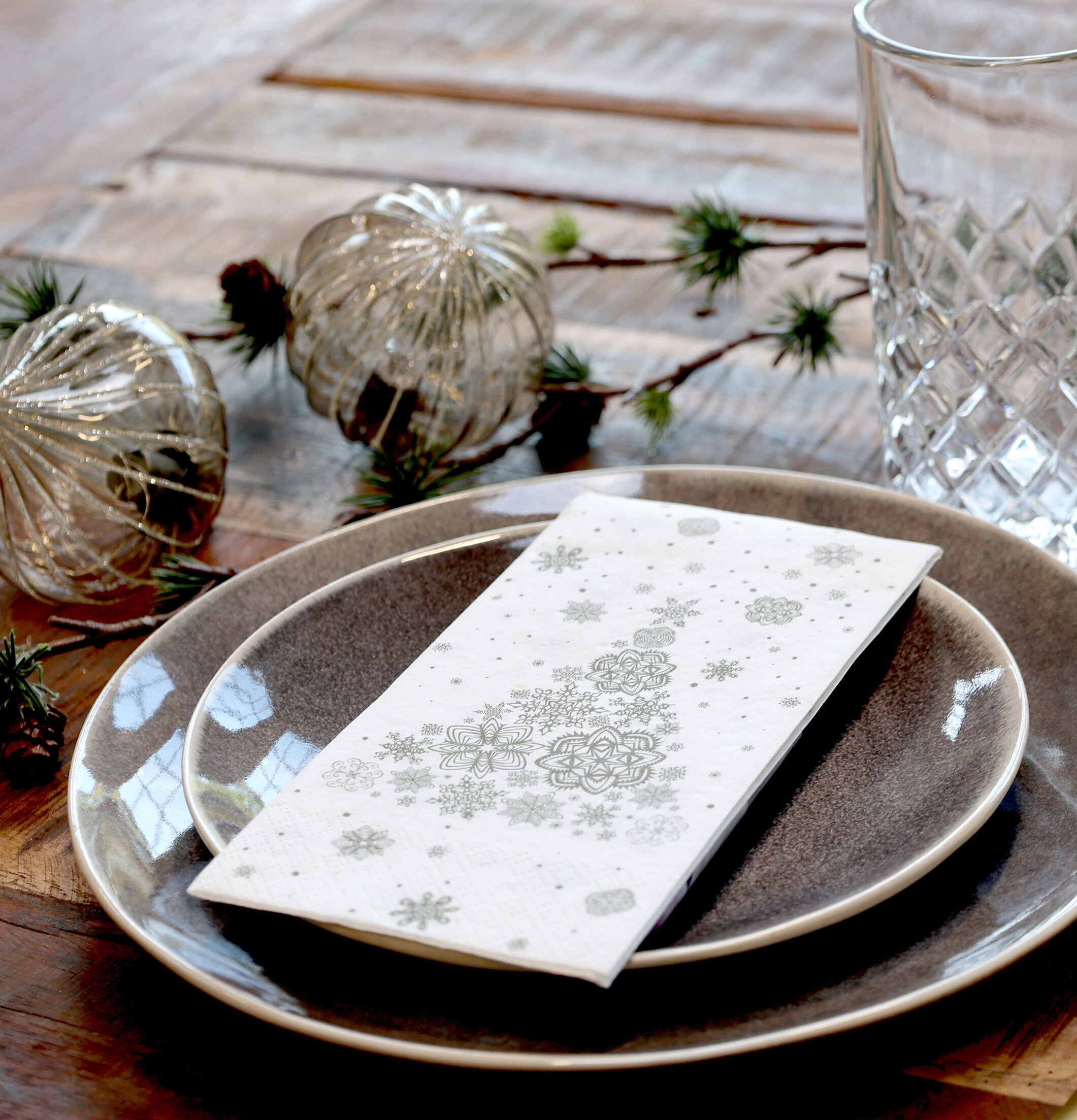 Servetter Julgran från Chic Antique på juldukning med porslin