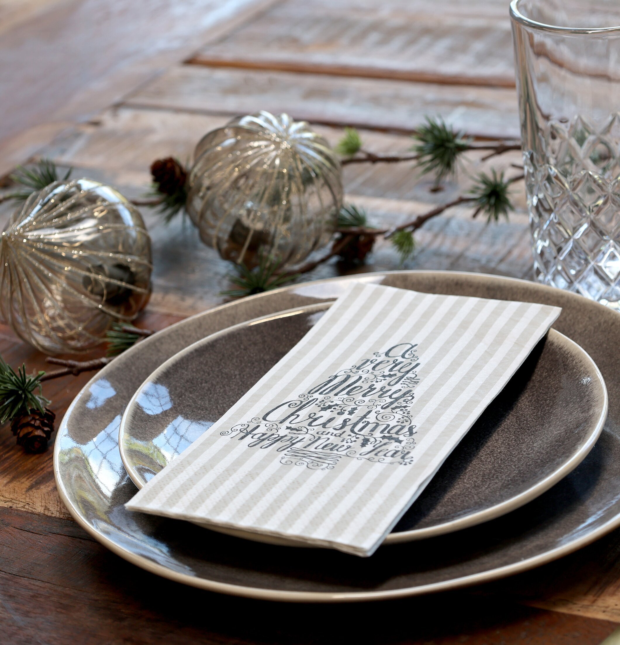 Servetter Mistel/Julgran Fransk Grå från Chic Antique på bord