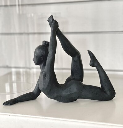 Yoga Chenoa från Nääsgränsgården på vit hylla med träpaneler