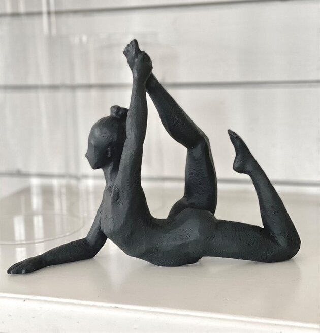 Yoga Chenoa från Nääsgränsgården på vit hylla med träpaneler