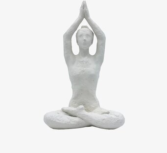 Yoga Izusa från Nääsgränsgården i meditativ yogaposition