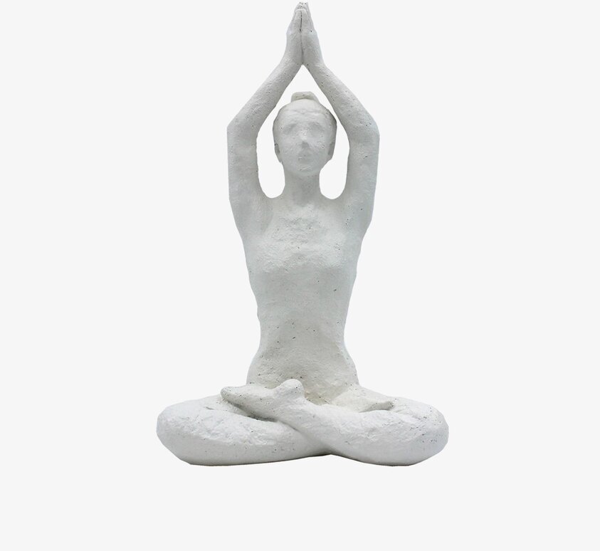 Yoga Izusa från Nääsgränsgården i meditativ yogaposition