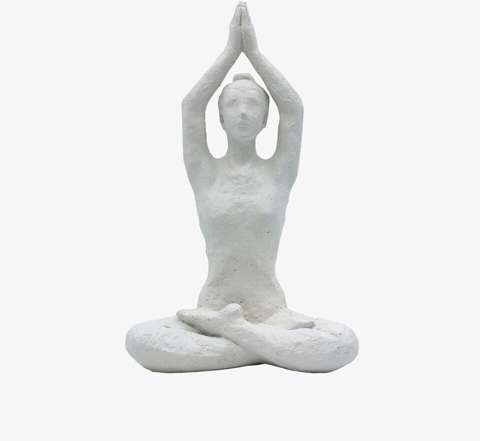 Yoga Izusa från Nääsgränsgården i meditativ yogaposition