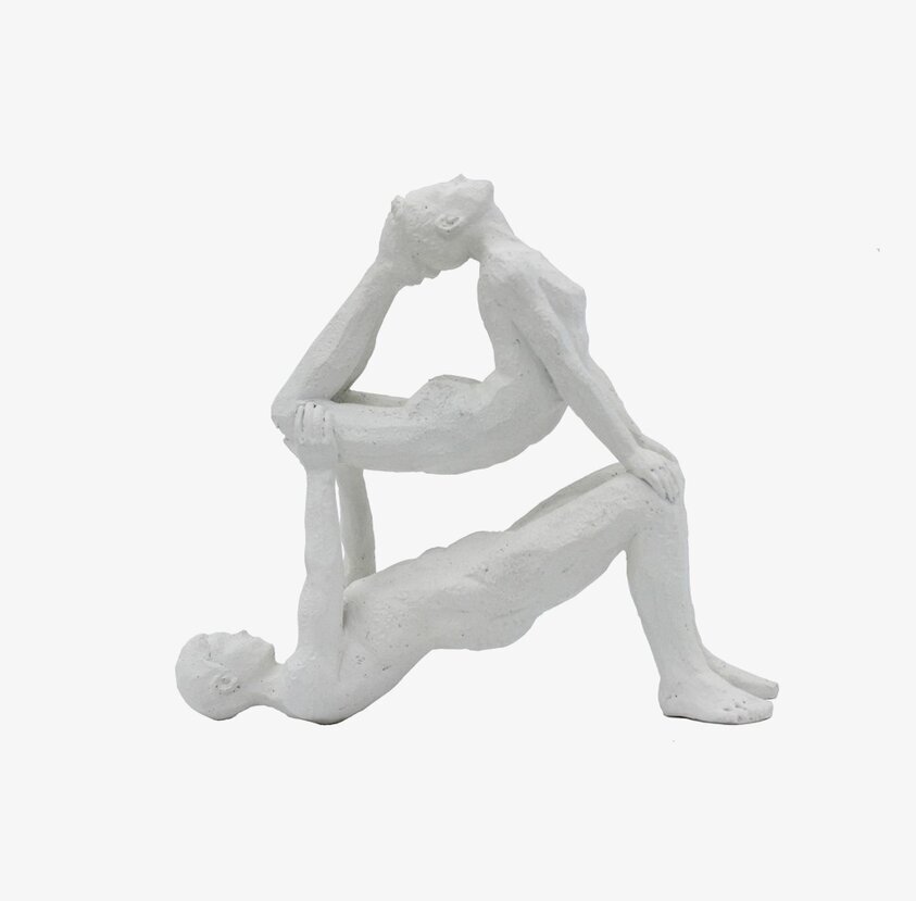 Yoga Couple Vit skulptur från Nääsgränsgården i vit nyans
