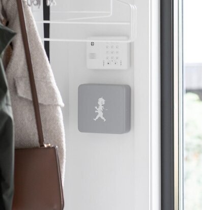 Bild av stilren hallinteriör med nyckelskåp