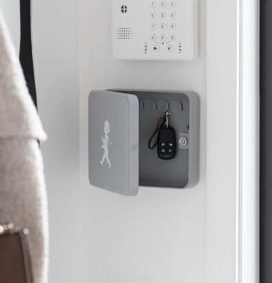 Bild av stilrent nyckelskåp i funktionell hallmiljö