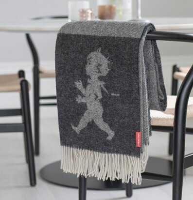 Pläd Antracitgrå Solstickan från Solstickan på svart stol