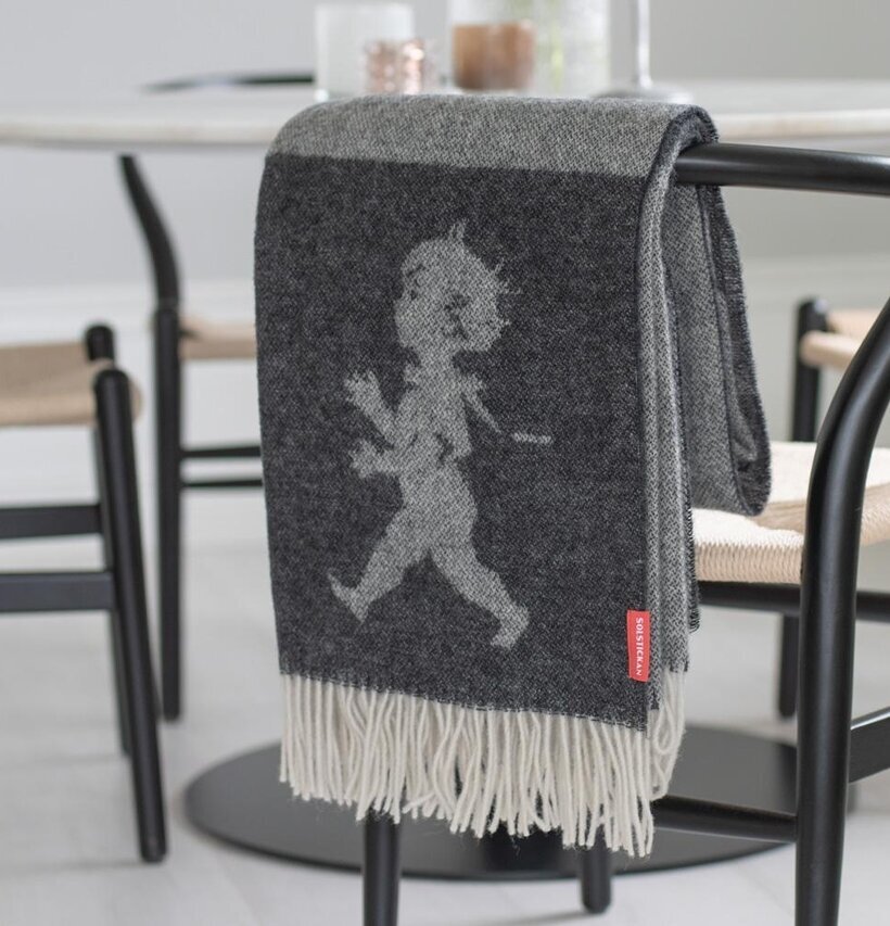 Pläd Antracitgrå Solstickan från Solstickan på svart stol