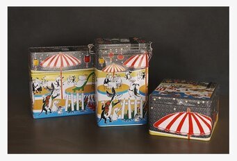 Bild av tre livfullt illustrerade burkar med Mumintema