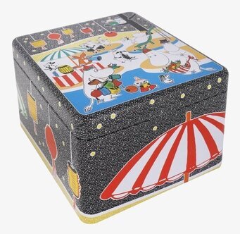 Bild av färgglad teburk med Muminmotiv och skördefest