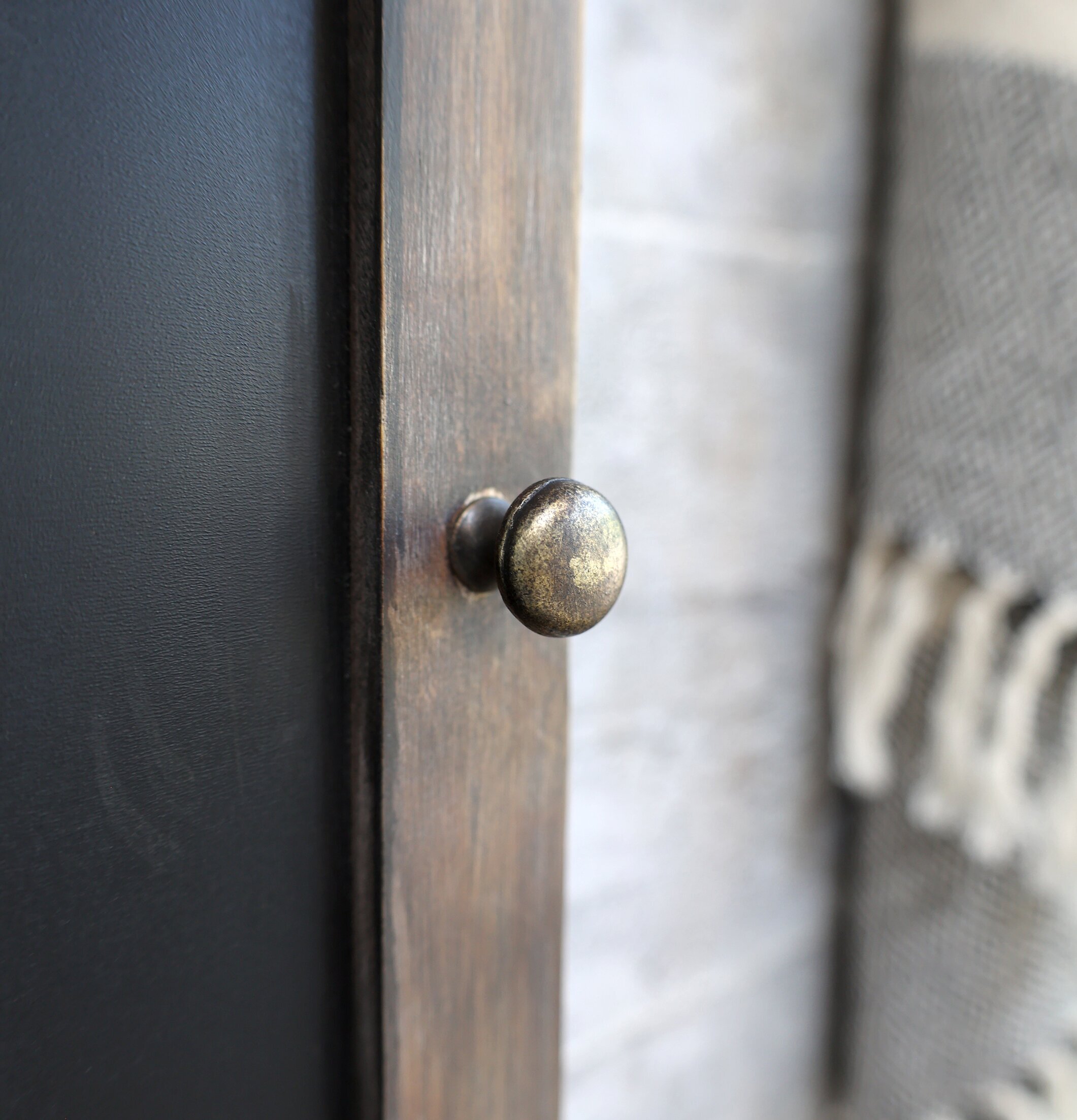 Nyckelskåp Med Griffeltavla - Antik Brun från Chic Antique