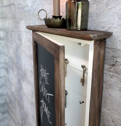 Bild av antikt nyckelskåp med griffeltavla och ljusstake