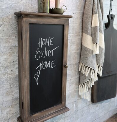 Bild av dekorativt nyckelskåp med griffeltavla