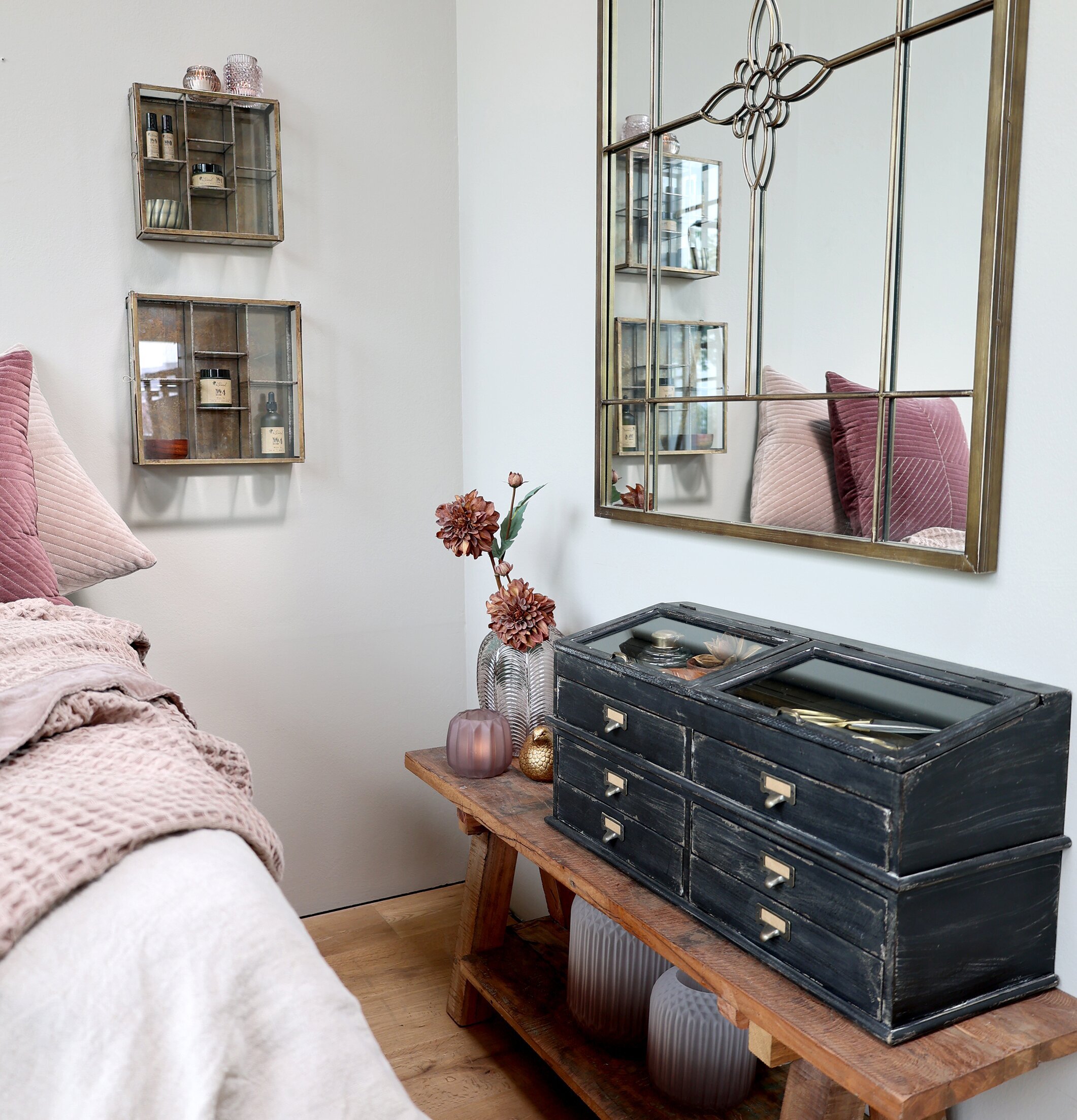 Byrå Med Glaslock från Chic Antique i rustik miljö