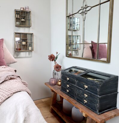 Byrå Med Glaslock från Chic Antique i rustik miljö