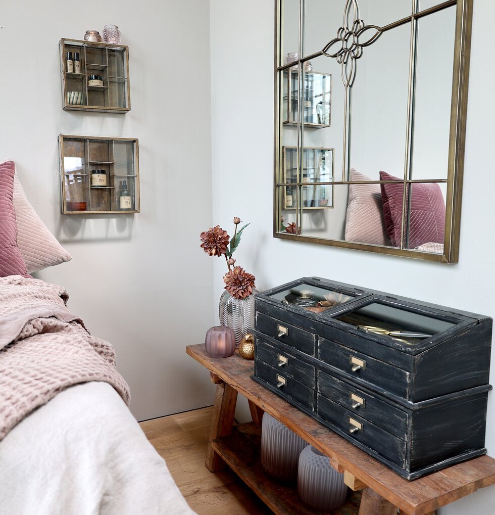 Byrå Med Glaslock från Chic Antique i rustik miljö