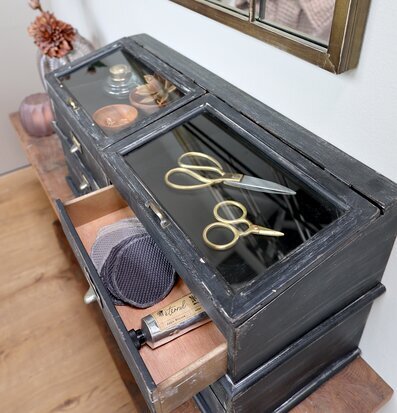 Byrå Med Glaslock från Chic Antique i rustik och elegant stil