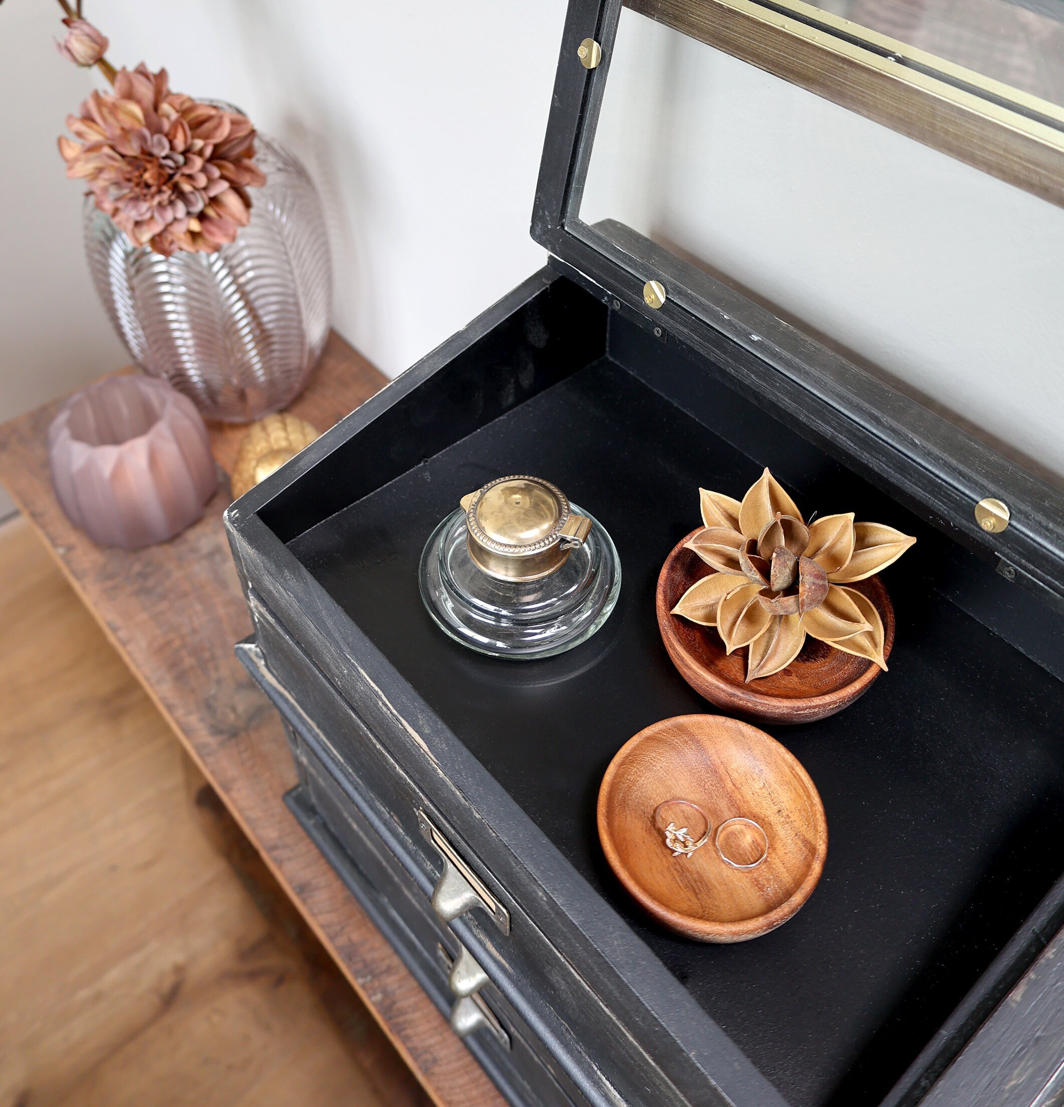 Byrå Med Glaslock från Chic Antique med dekorativa föremål