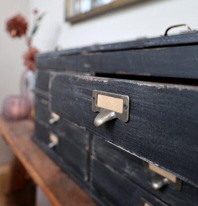 Byrå Med Glaslock från Chic Antique med mässingshandtag