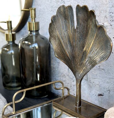 Dekor Blad Stor Mässing från Chic Antique på svart träbord