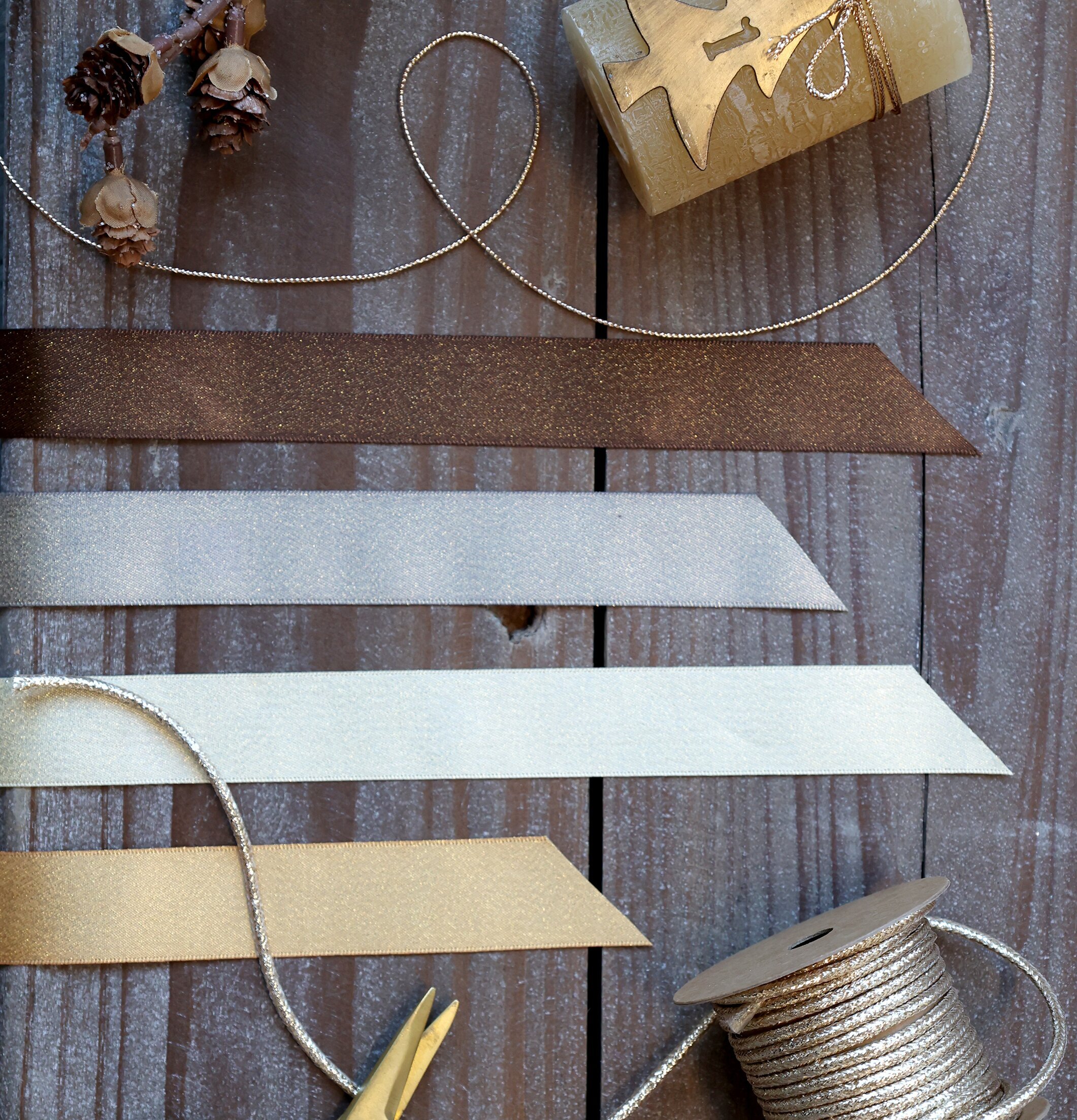 Satinband Champagne Glitter från Chic Antique på rustik yta