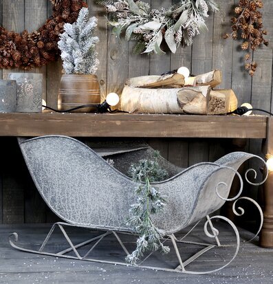 Släde Antik Zink från Chic Antique i en vintrig inredning