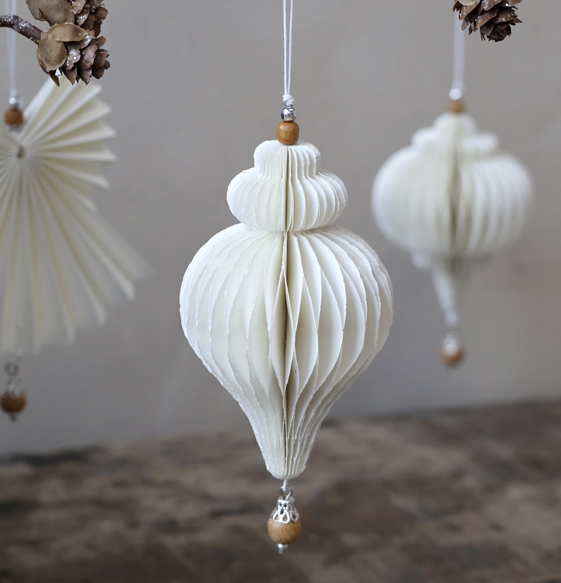 Ornament Antique Creme från Chic Antique hänger på en gren