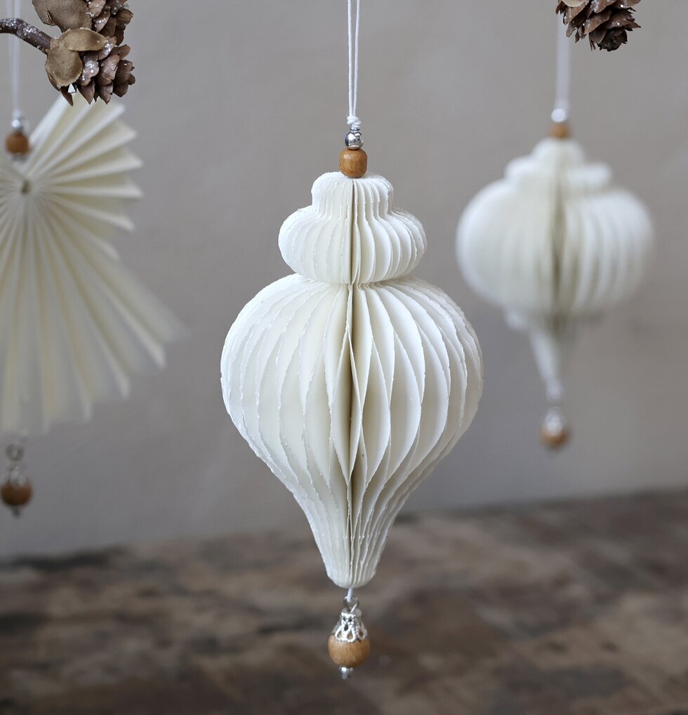 Ornament Antique Creme från Chic Antique hänger på en gren