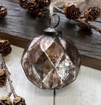 Julkula Antique Mocca från Chic Antique på slitet träbord