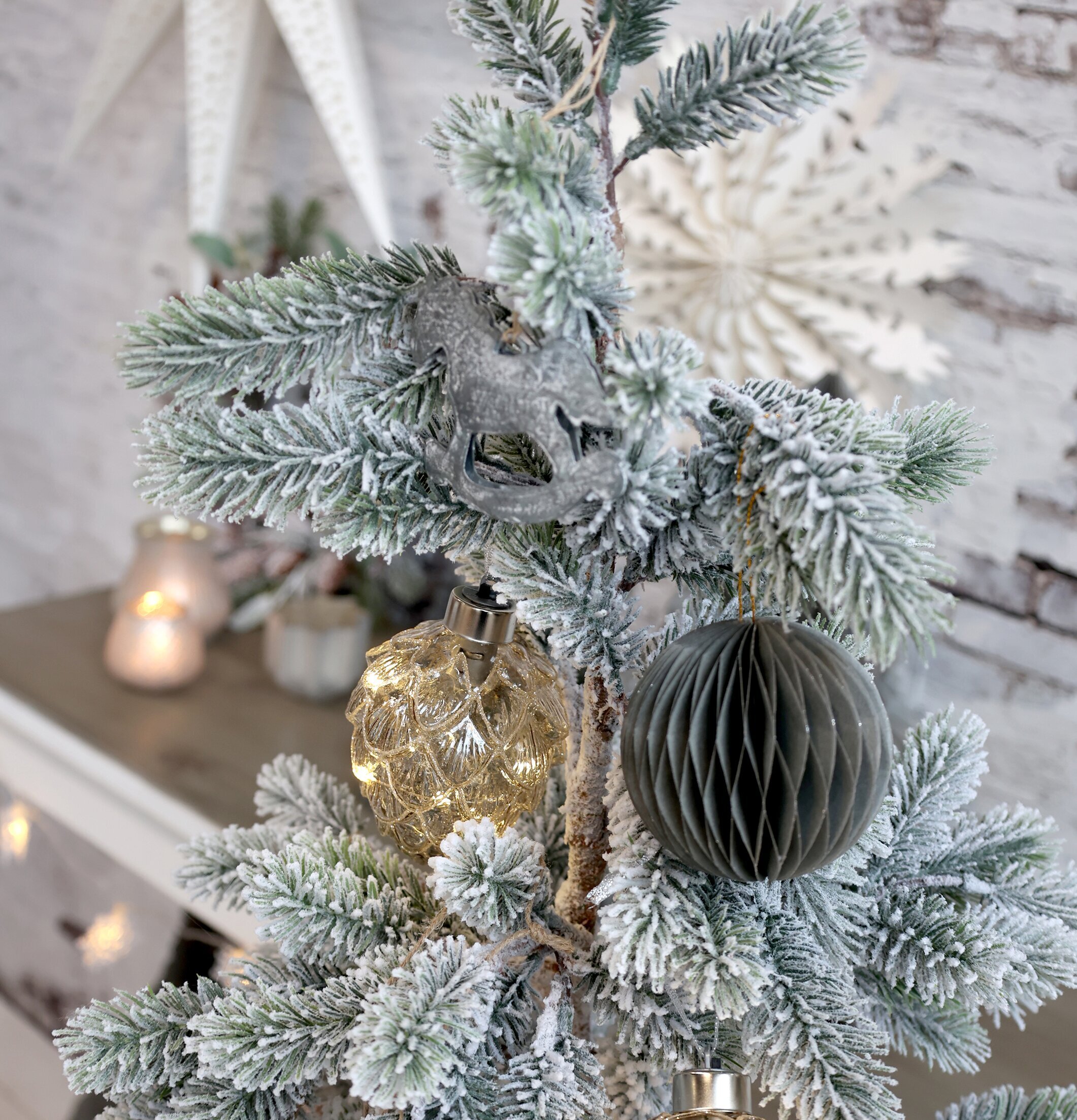Julkula Glitter LED från Chic Antique i frostbeklädd julgran