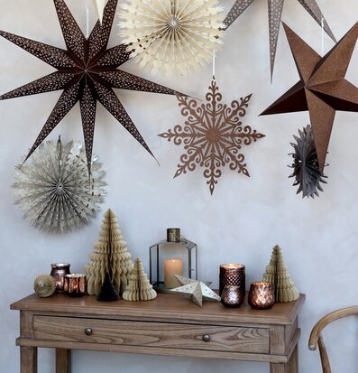 Bild av stämningsfull dekoration med ljus och natur