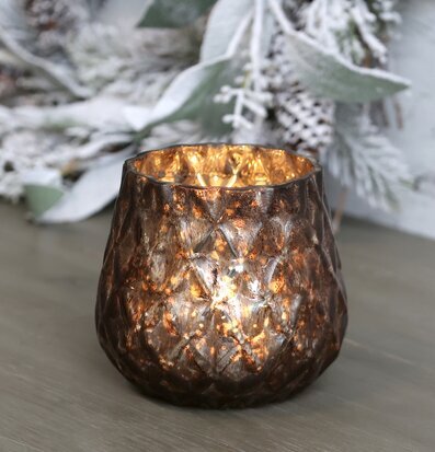 Bild av ljuslykta i hemtrevlig och stämningsfull miljö