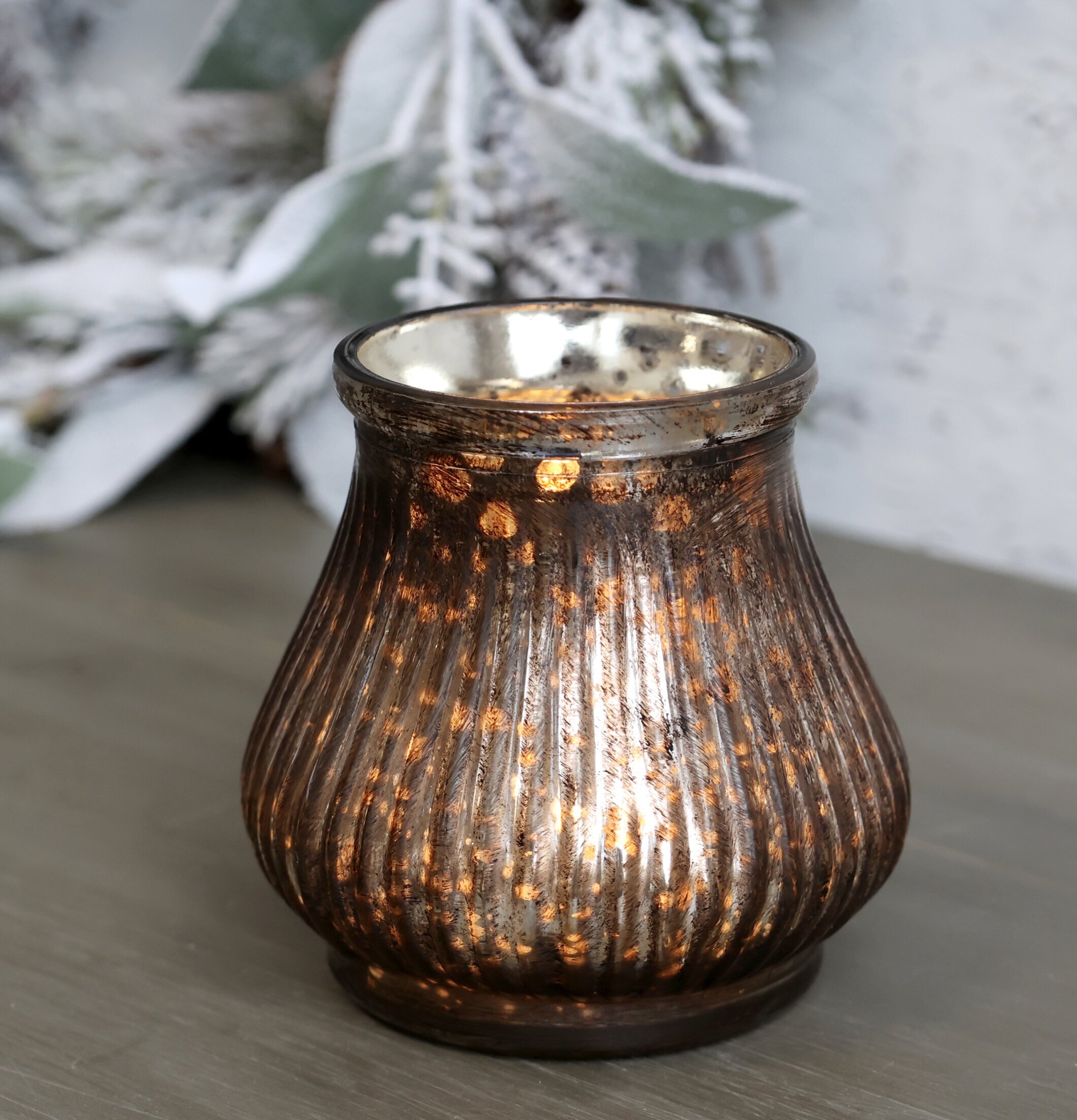 Ljuslykta Antique Mocca från Chic Antique med vintrig bakgrund