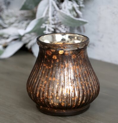 Foto av antik ljuslykta med unik design och charm