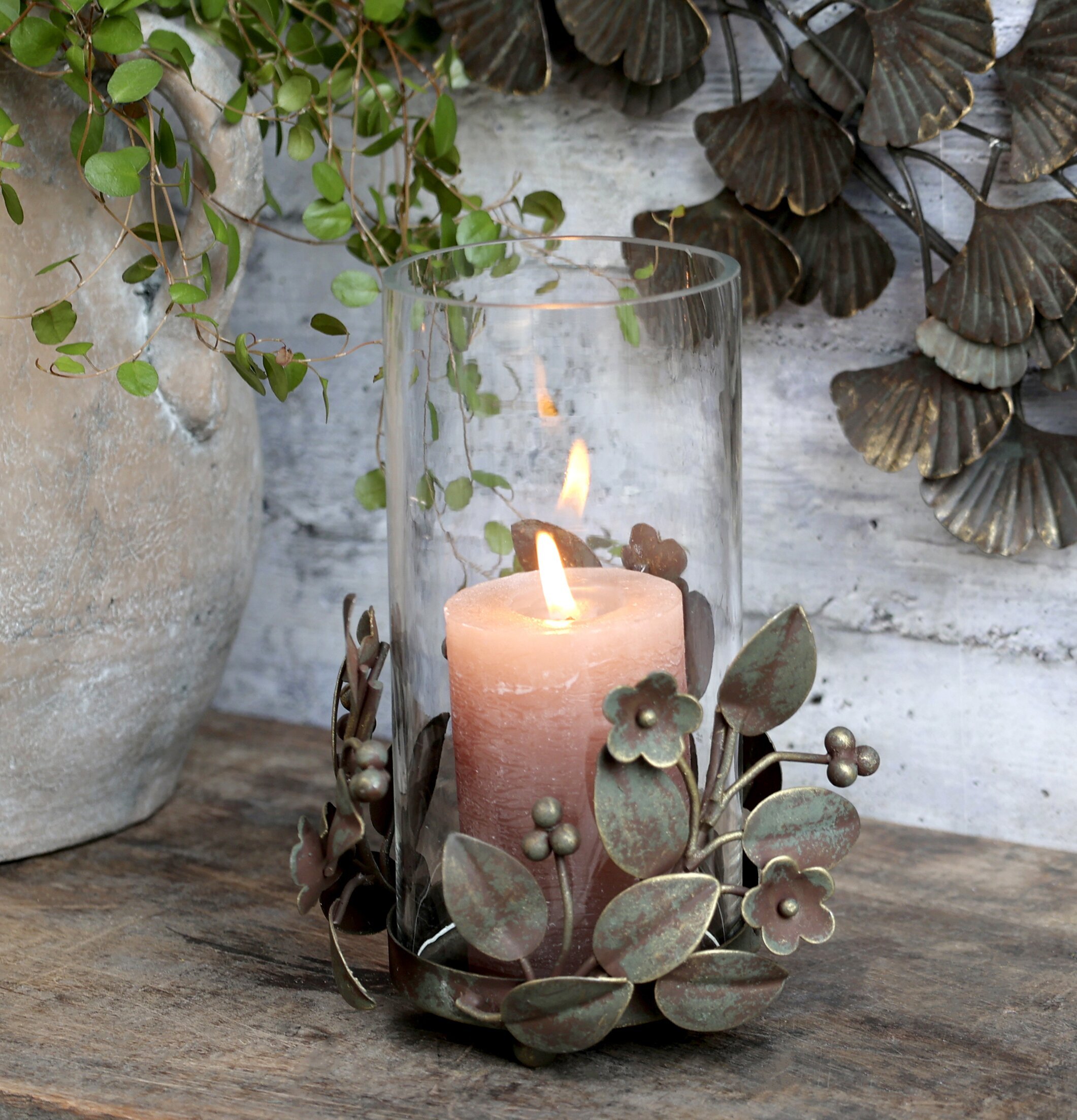 Ljusstake Med Bladdekor från Chic Antique på träbord