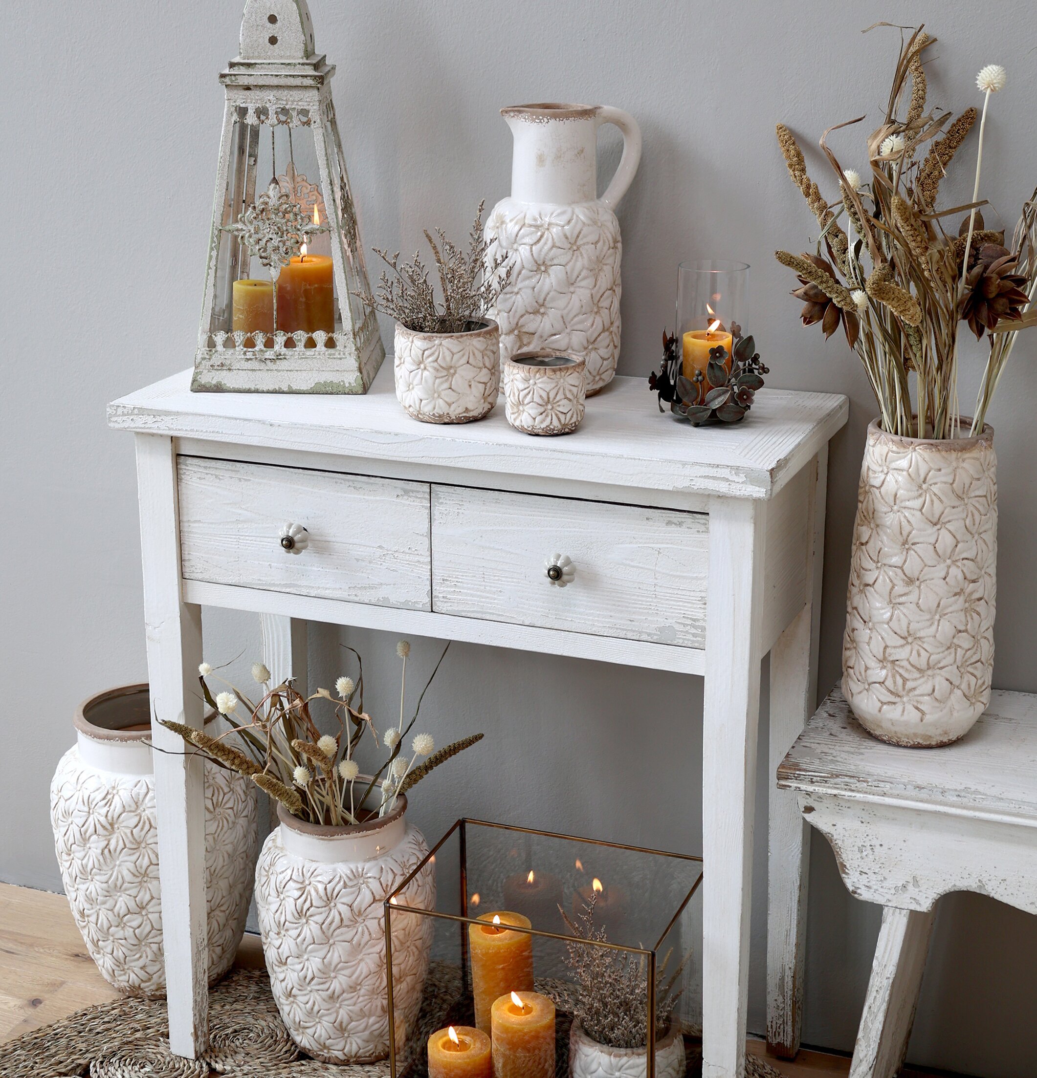 Ljusstake Med Bladdekor från Chic Antique på vit byrå